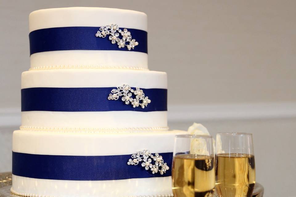 3-tiered wedding cake on silver pedestal stand