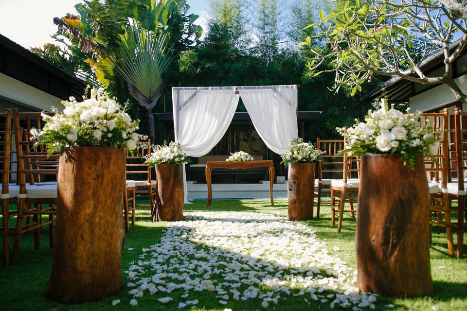 Elegant Rustic aisle decor