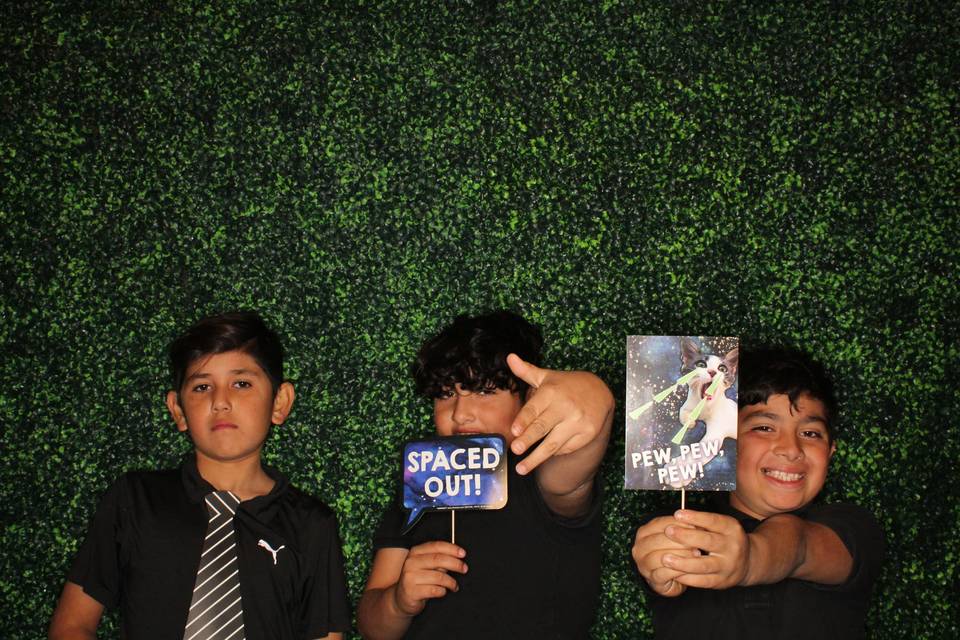DSLR Photo Booth - Green Hedge