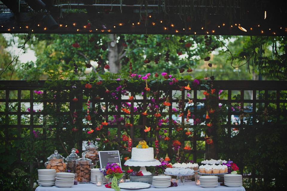 Flower backdrop for desserts