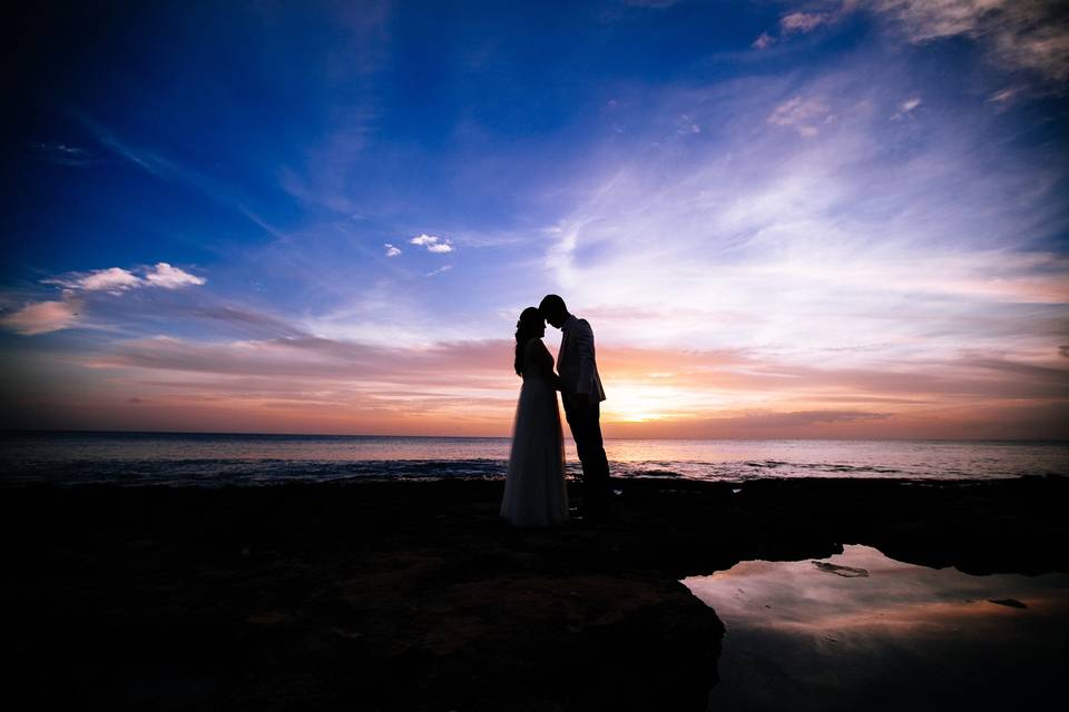 Hawaii sunset kiss
