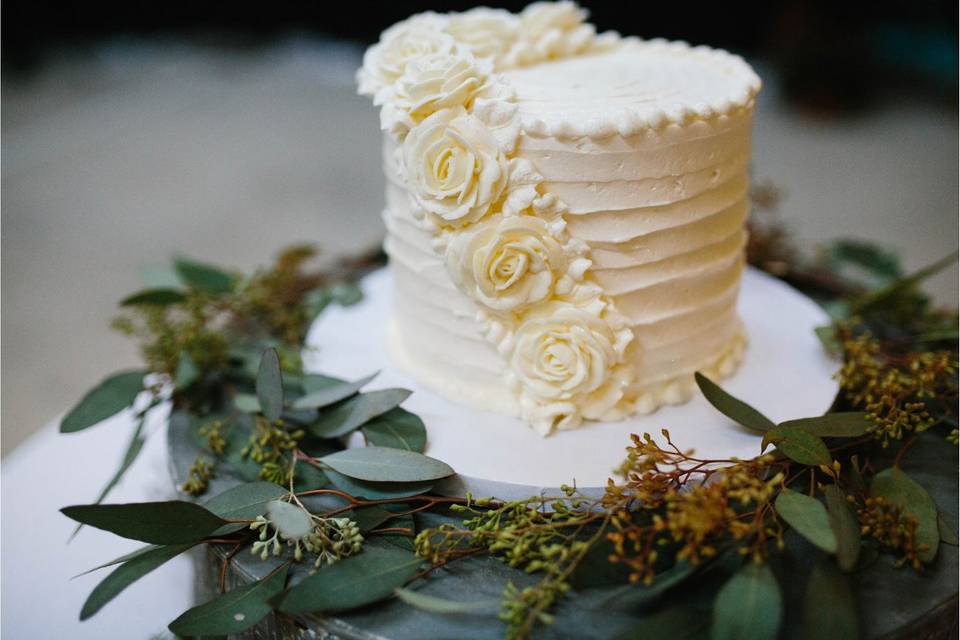 Wreath around wedding cake