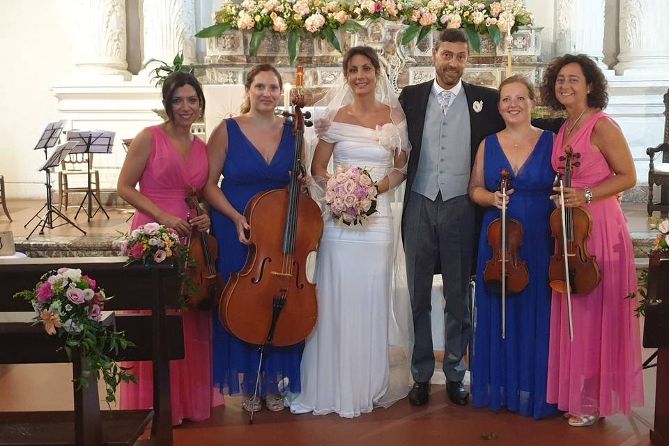 Happy couple and musicians