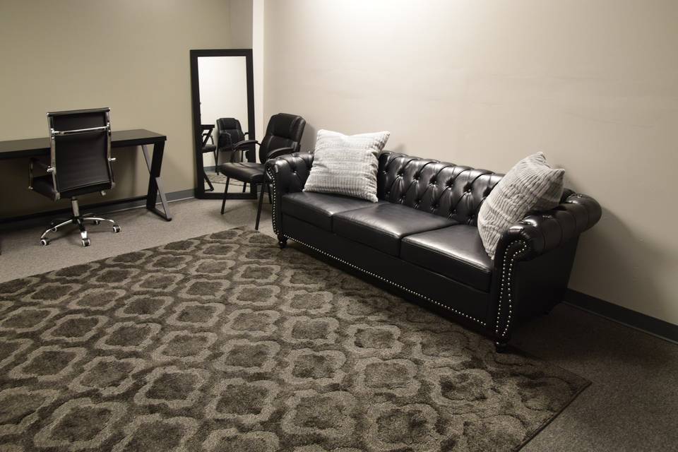 HDE Newnan Groom Suite