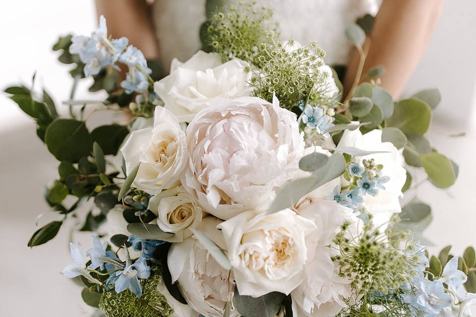 White bouquet - pops of blue