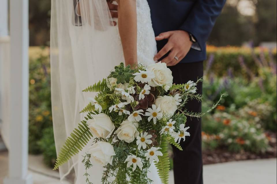 Cascading bouquet Neutral tone