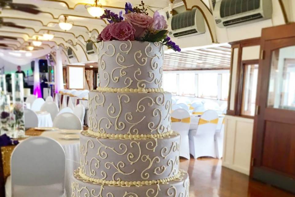 Five tier cake with piping