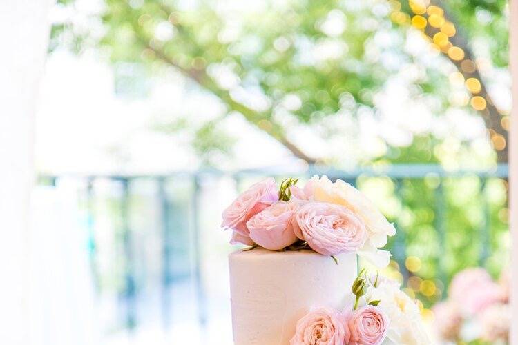 Cake flowers with garden roses