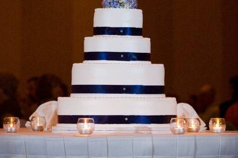 A simple satin wrap, candlelight at the base and topped with BLUE hydrangea
