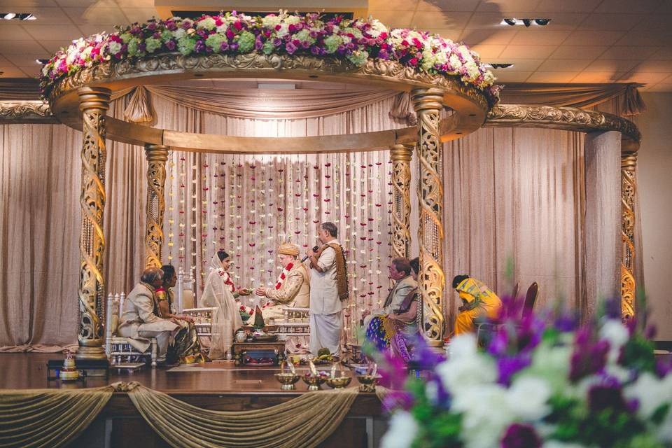 Full Gold Traditional Mandap