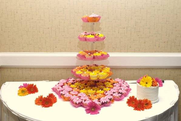 Cupcakes by Laurie Cinelli at A Piece of Cake.