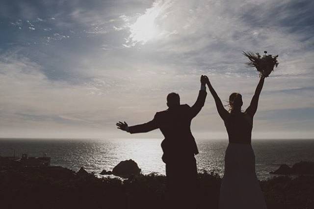 Newlyweds overlooking the sea