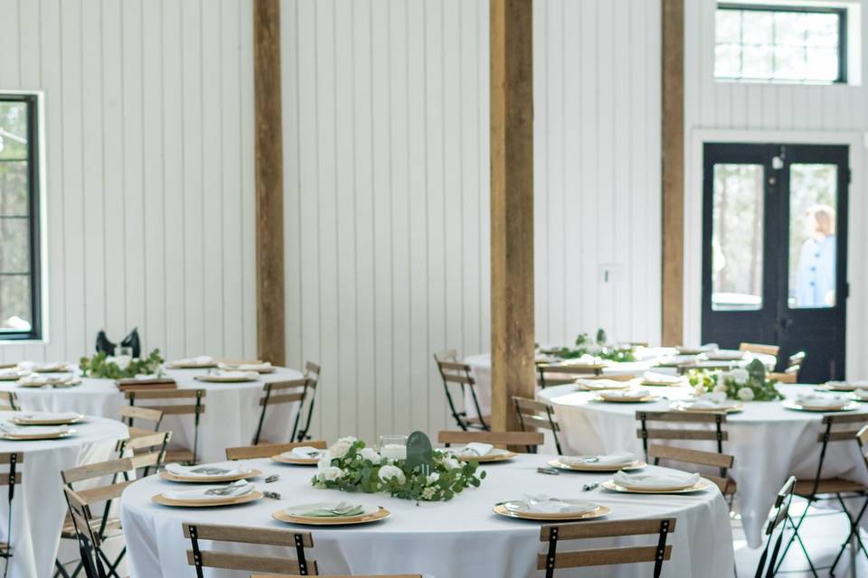 Round tables can be rented!