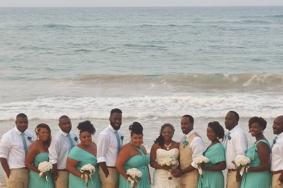 Couple with bridesmaids and groomsmen