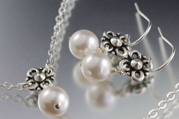 white pearl earrings and necklace set