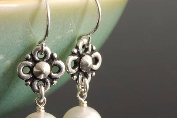 whit pearl earrings