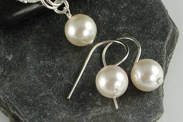 White pearl necklace and earrings set