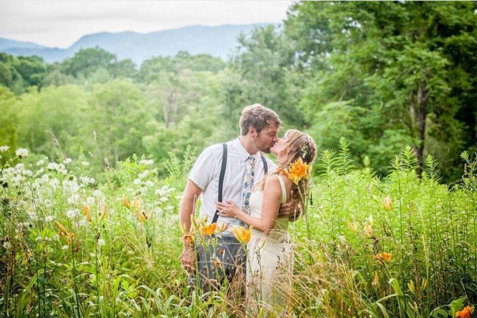 A kiss in a field, Photo by Jesse Kitt