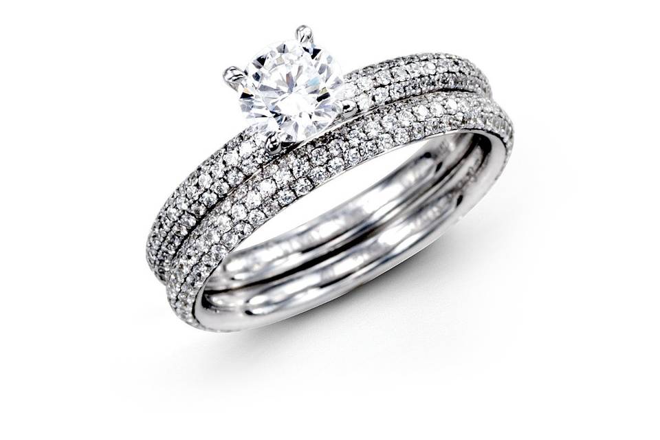 lp1935
This gorgeous 18K white engagement ring and band is comprised of .86ctw round white Diamonds.