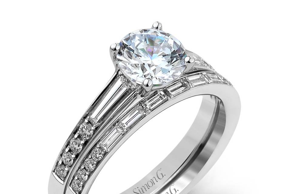 Style	MR2220	<br>	18K white gold set comprised of 0.21ctw round white diamonds and 0.53ctw baguette diamonds.