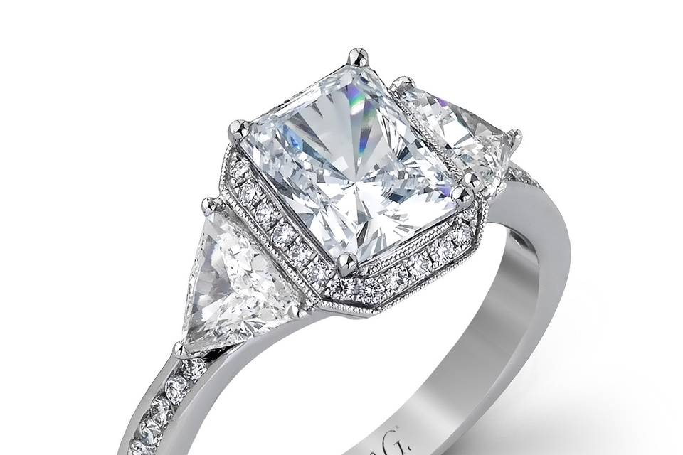 Style	MR2400	<br>	18K white gold ring comprised of 0.19ctw round white diamonds and 0.68ctw triangle diamonds.