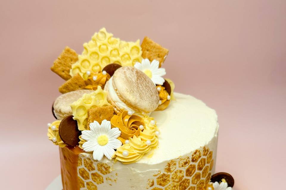 Honey-themed gateau