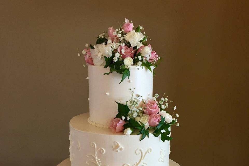 Flower decorations on wedding cake with patterns