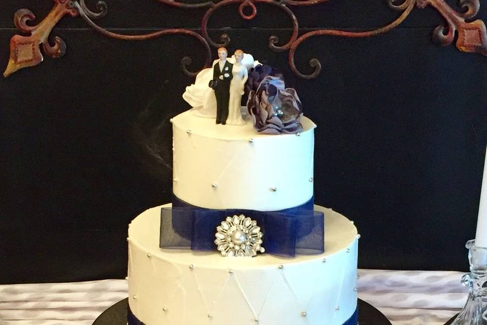 Glamorous wedding cake with blue ribbon decor
