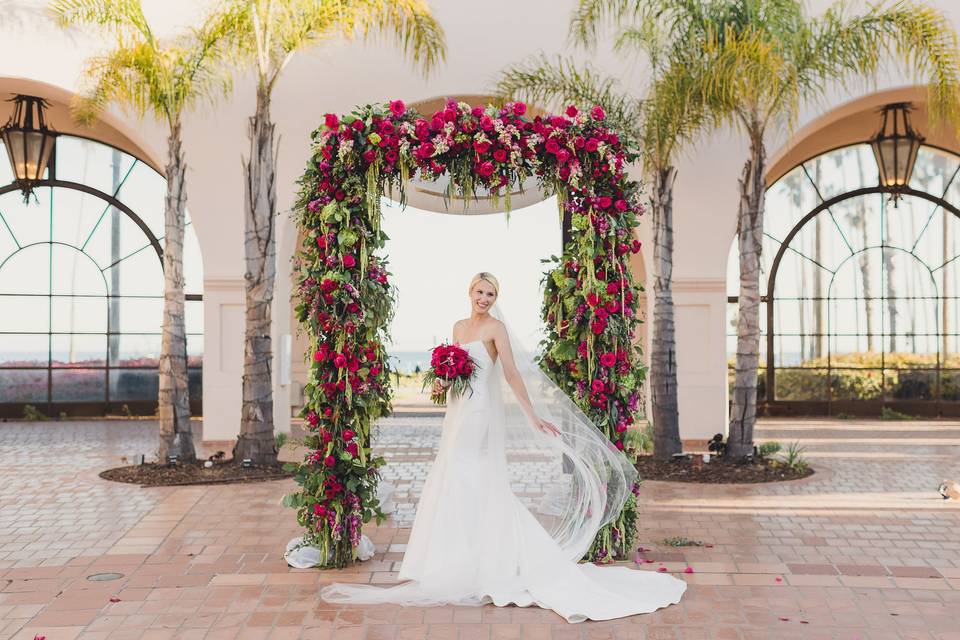 Geeing Bride with her veil