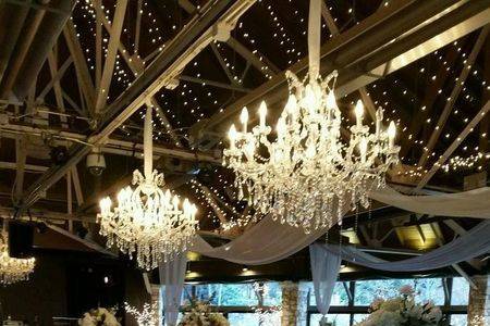 Head table & chandeliers