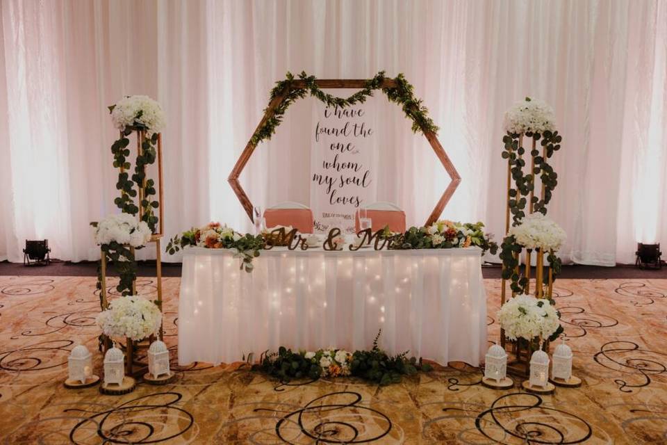 Beautiful sweetheart table