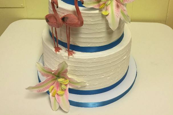 3-tier wedding cake with flamingo figurines