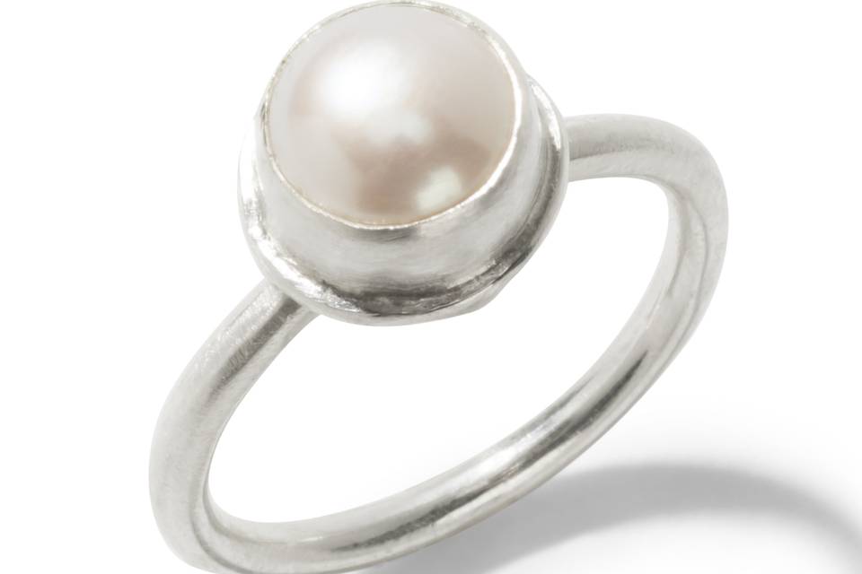 Simple Pearl Ring