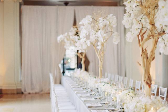 Table setting with centerpiece