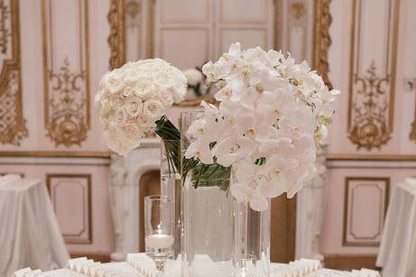 Table setting with centerpiece