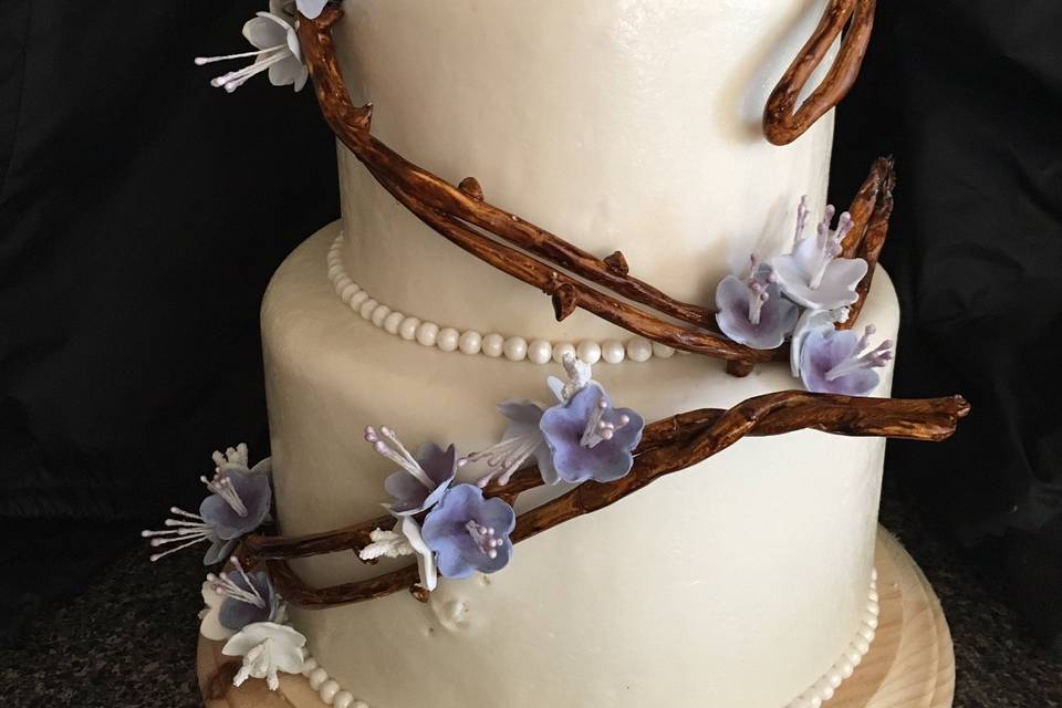 Simple wedding cake with flowers
