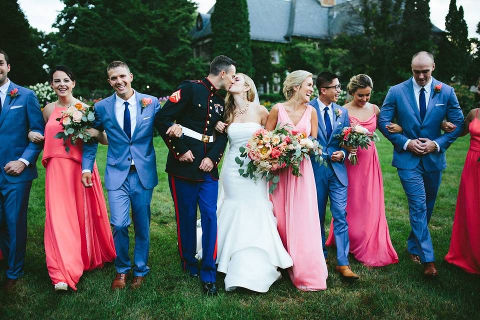 Couple with bridesmaids and groomsmen