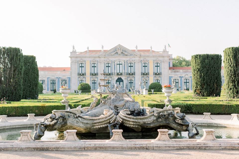 A beautiful fountain outside of the Palace