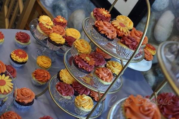 Fall colored cupcakes with fondant flowers