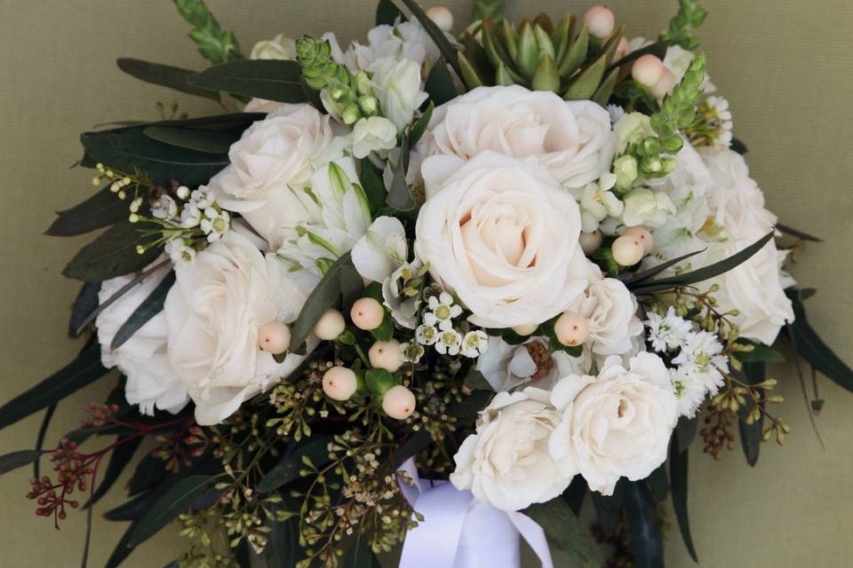 Garden style bouquet w/roses, hypericum, lisianthus & seeded eucaliptus