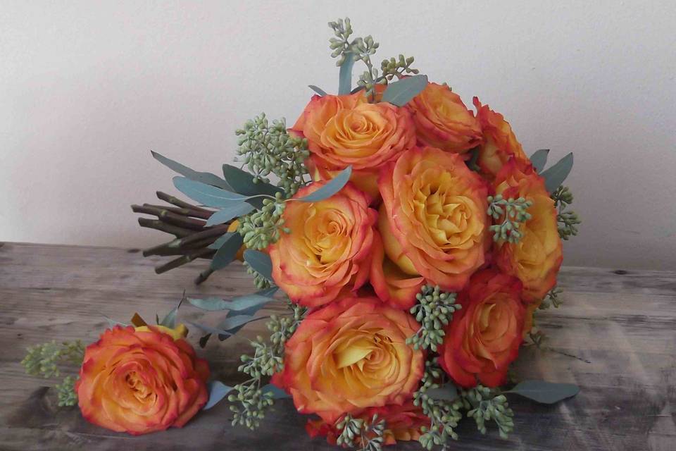 Circus rose w/seeded eucaliptus bouquet