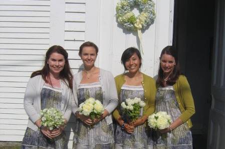 Bridesmaids and hydrangea wreath
