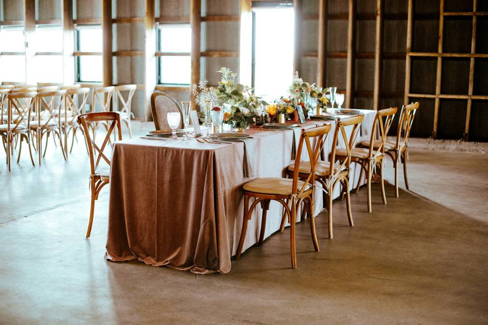 Simply dramatic tablescape