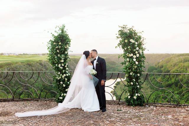 An outdoor kiss - The Studio by AP