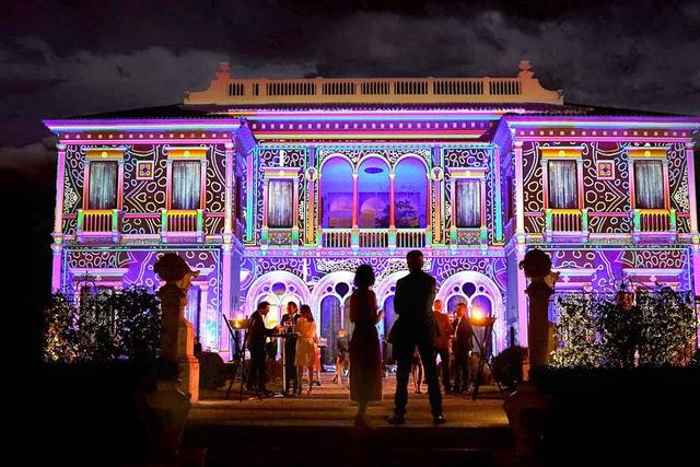 Building facade projection