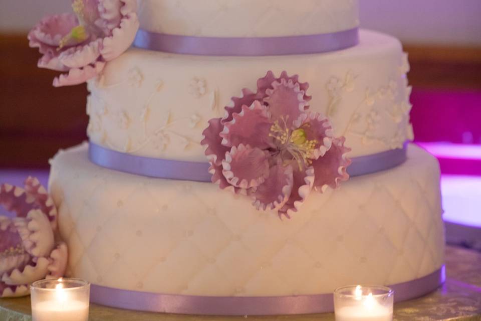 Wedding cake with figurines