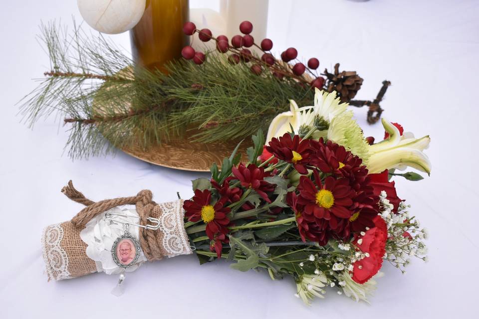 Christmas-inspired centerpiece