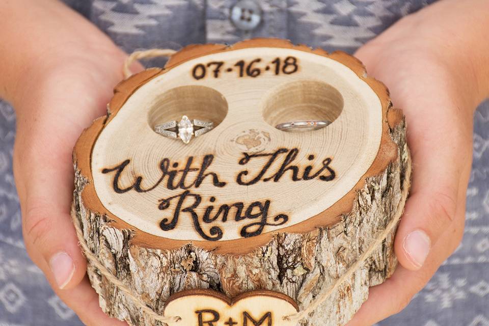 Engraved tree slice for rings
