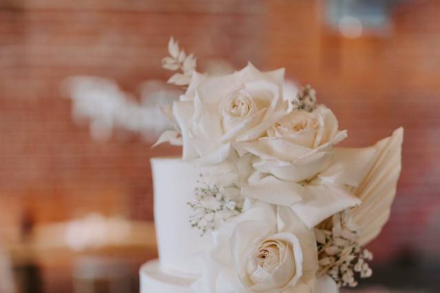 Neutral cake decor