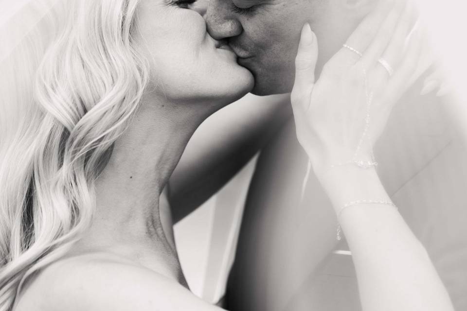 Veil kiss